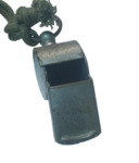 Apito de Metal com Cordão Verde – Coleção Syseno Sarmento