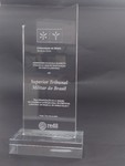Placa – Homenagem da Escola de Direito (UMinho) ao Superior Tribunal Militar do Brasil