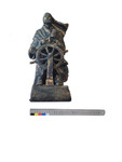 Escultura Bom Jesus dos Navegantes junto à Marinheiro ao timão